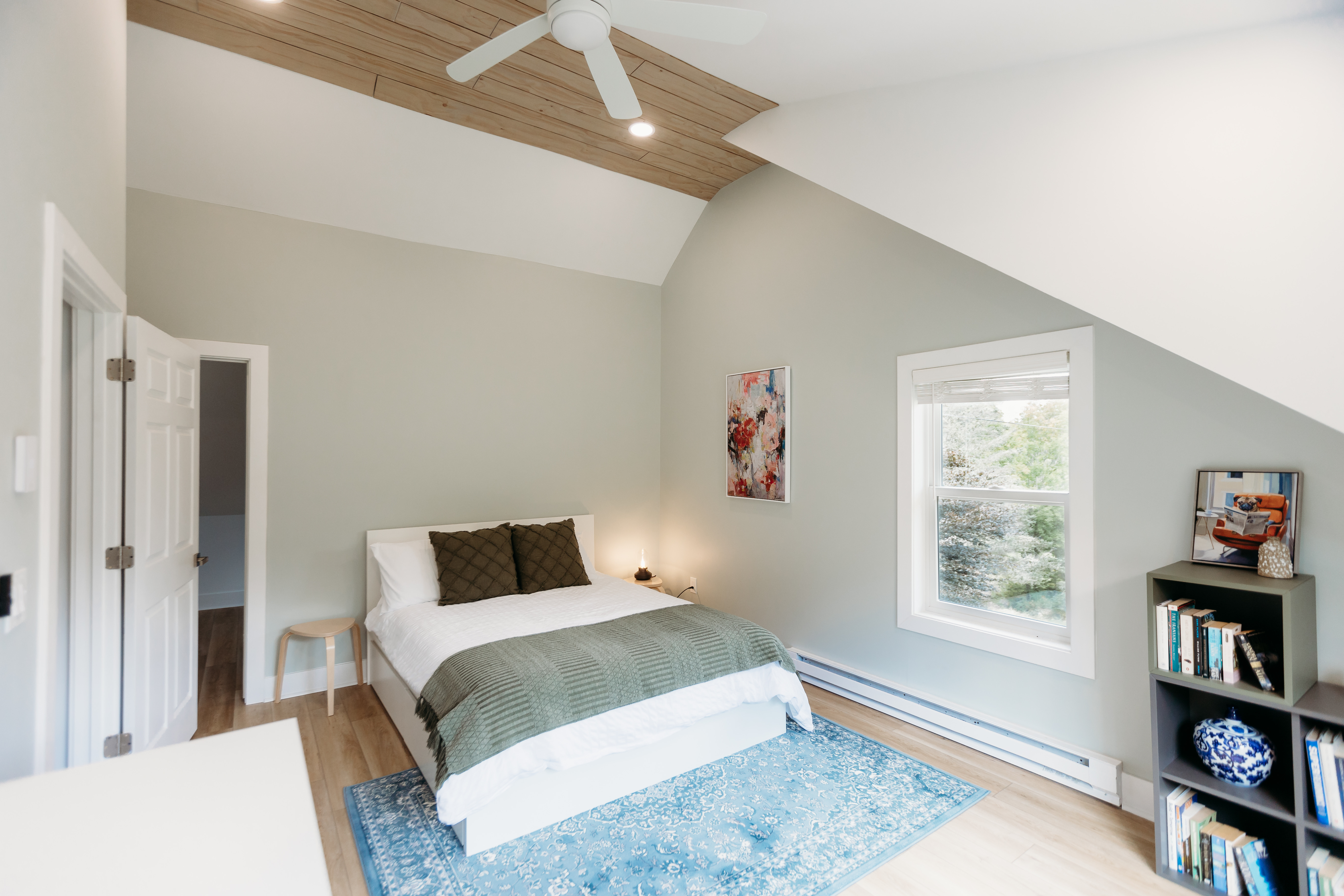 Bedroom with vaulted ceiling and reading nook